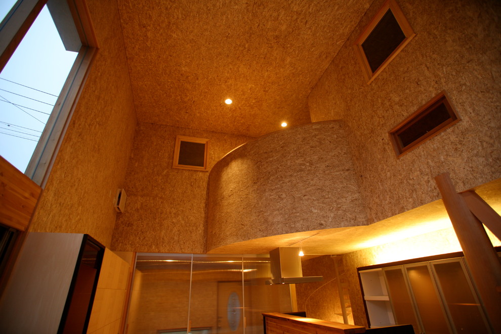 Foto de salón abierto de tamaño medio con paredes beige, suelo de madera clara y suelo beige