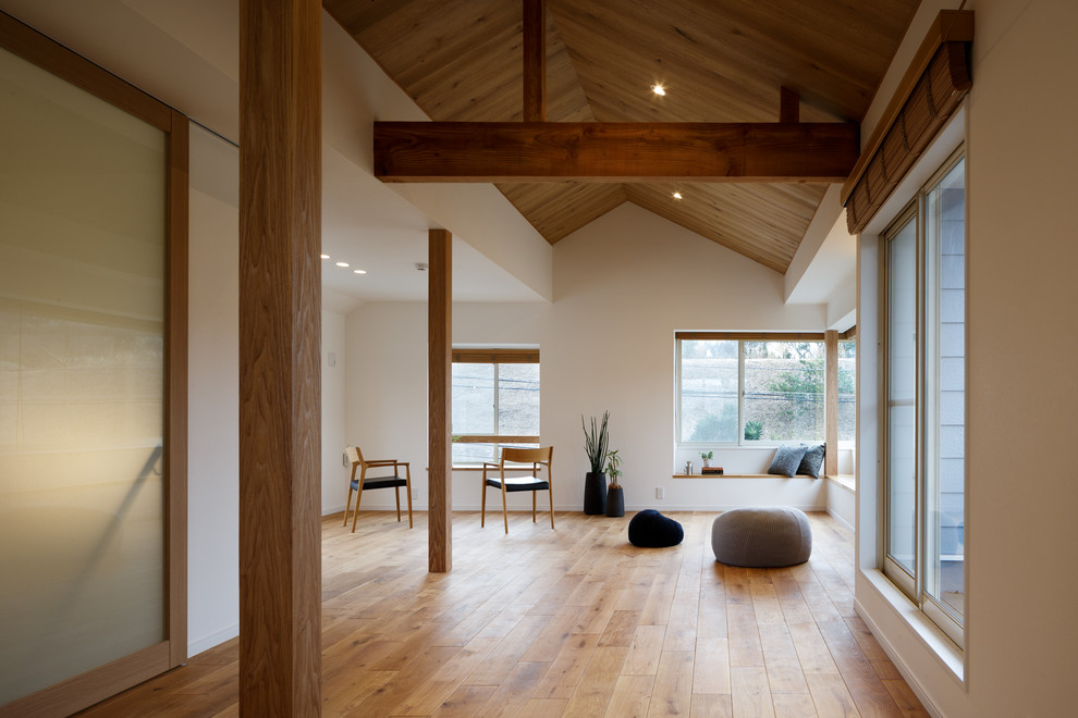 Fernseherloses, Offenes Maritimes Wohnzimmer ohne Kamin mit weißer Wandfarbe und braunem Holzboden in Tokio Peripherie