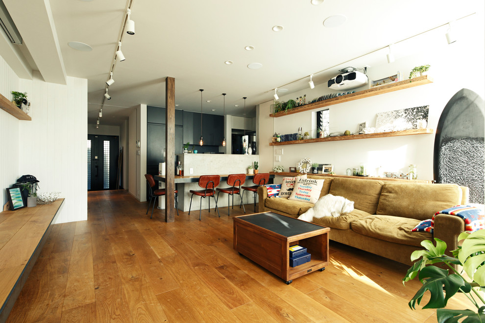 Mittelgroßes, Repräsentatives, Offenes Modernes Wohnzimmer mit weißer Wandfarbe, braunem Holzboden, TV-Wand und braunem Boden in Tokio Peripherie