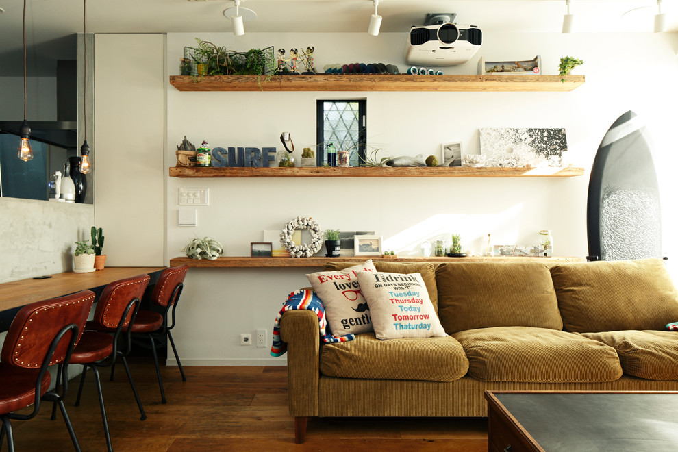 Mittelgroßes, Offenes Asiatisches Wohnzimmer ohne Kamin mit weißer Wandfarbe, braunem Holzboden und TV-Wand in Tokio Peripherie
