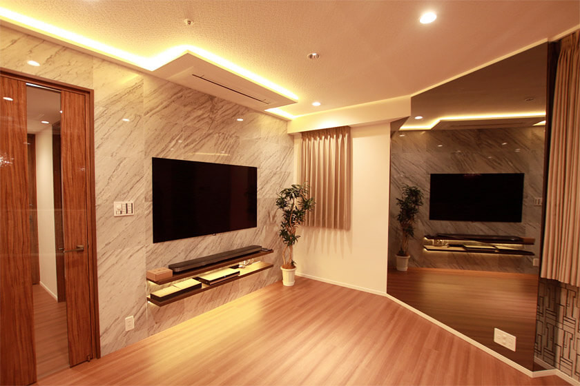 Cette image montre un salon minimaliste avec un téléviseur fixé au mur.