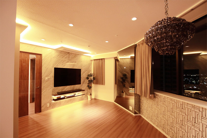 Foto de salón minimalista con televisor colgado en la pared