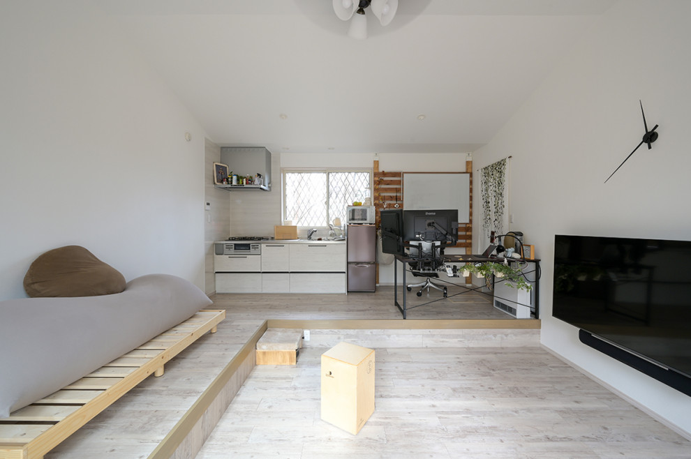 Идея дизайна: маленькая гостиная комната в современном стиле для на участке и в саду