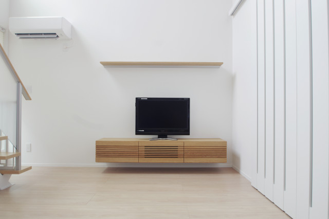 ルーバーデザインのフロートテレビボード - Modern - Living Room