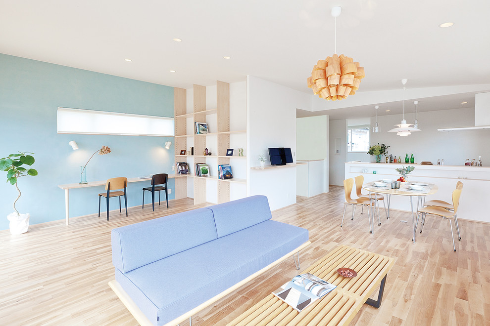 Bild på ett minimalistiskt vardagsrum, med flerfärgade väggar och ljust trägolv