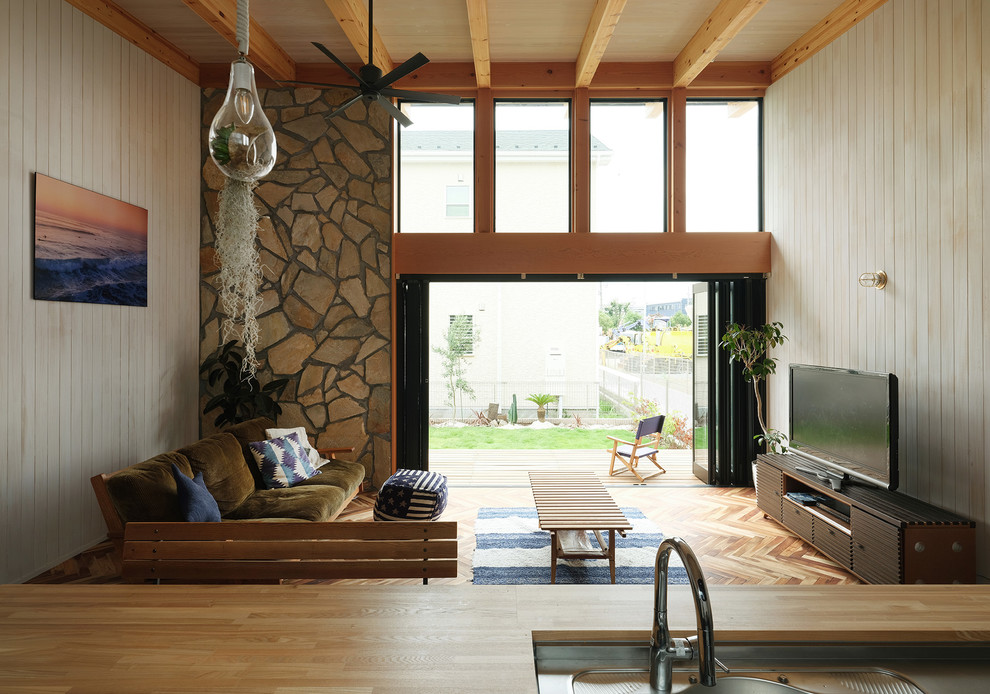 Idee per un soggiorno costiero aperto con pareti bianche e pavimento in legno massello medio