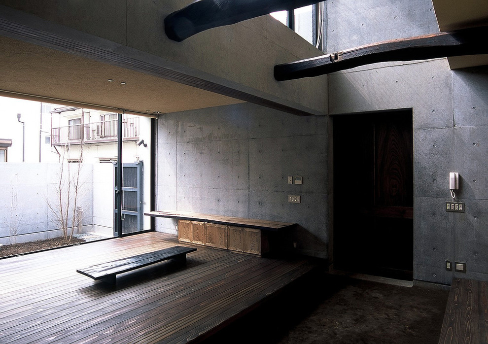 Foto de salón cerrado campestre con paredes grises, suelo de madera oscura, televisor independiente y suelo marrón