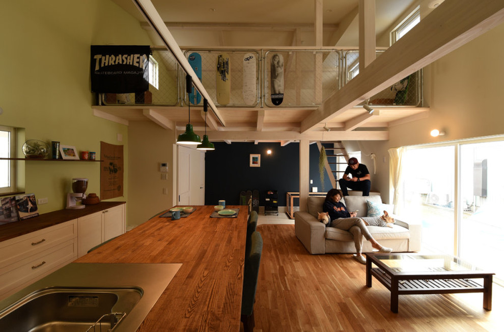 На фото: гостиная комната в восточном стиле с разноцветными стенами, паркетным полом среднего тона и коричневым полом с