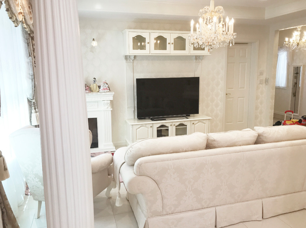 Immagine di un grande soggiorno classico con pareti bianche, pavimento in marmo, camino classico, cornice del camino piastrellata e pavimento beige