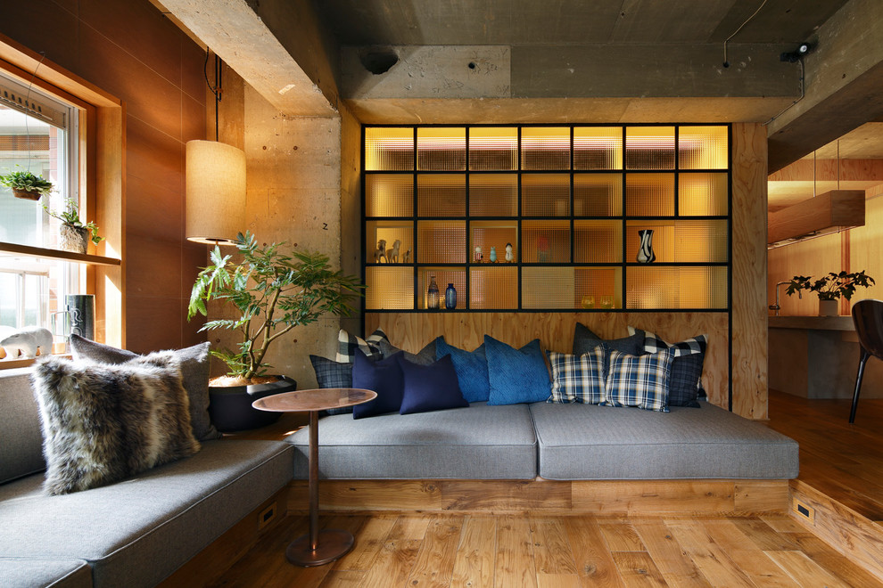 Asiatisches Wohnzimmer mit brauner Wandfarbe, braunem Holzboden und braunem Boden in Tokio