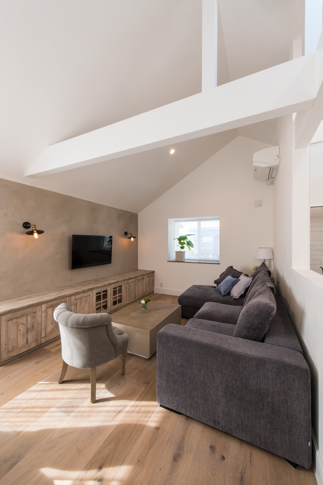 Источник вдохновения для домашнего уюта: двухуровневая гостиная комната в стиле неоклассика (современная классика) с разноцветными стенами, деревянным полом, телевизором на стене и бежевым полом