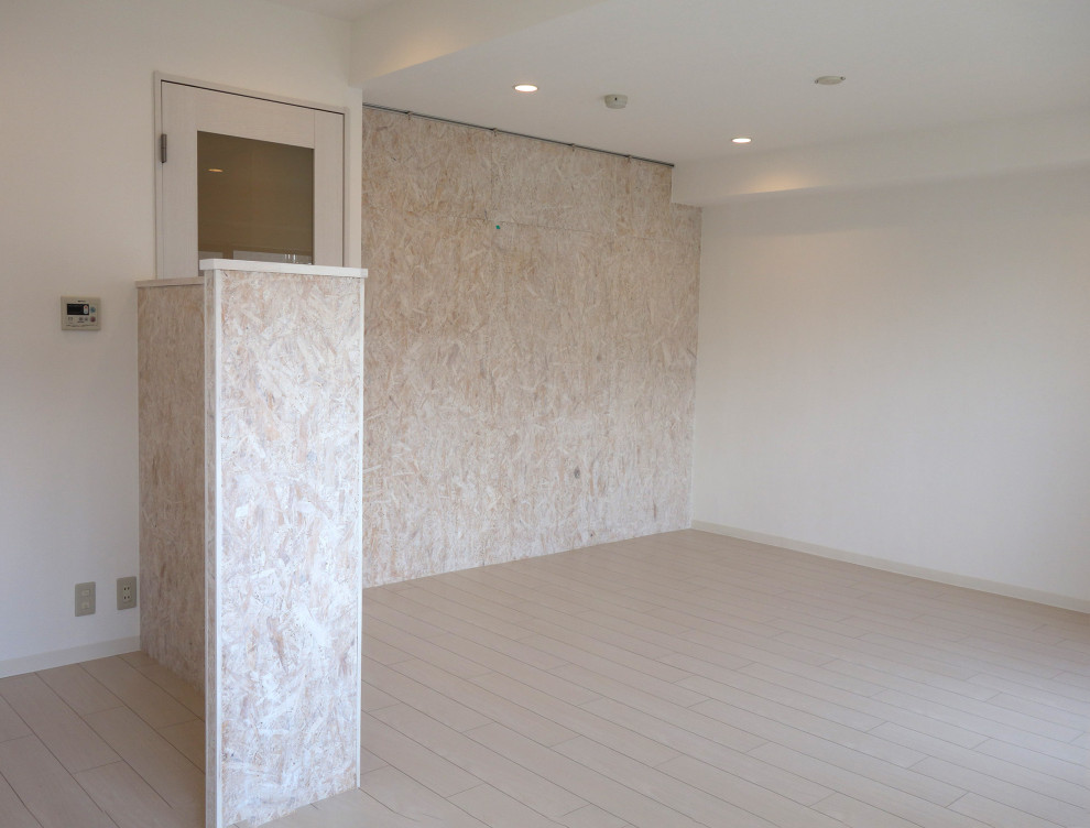 Источник вдохновения для домашнего уюта: гостиная комната с белыми стенами, деревянным полом, бежевым полом, потолком с обоями и деревянными стенами