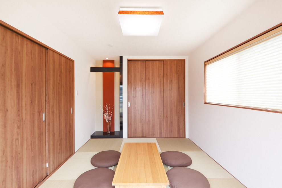 Ejemplo de salón actual con paredes blancas, tatami y suelo verde