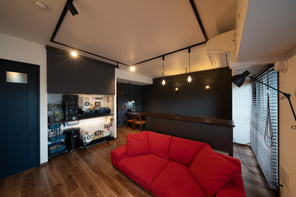 Идея дизайна: гостиная комната среднего размера в стиле лофт с черными стенами