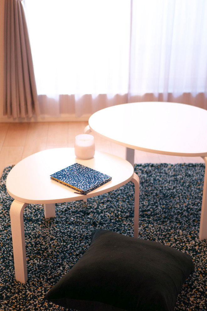 Стильный дизайн: маленькая двухуровневая гостиная комната в скандинавском стиле с оранжевыми стенами, полом из фанеры и отдельно стоящим телевизором для на участке и в саду - последний тренд