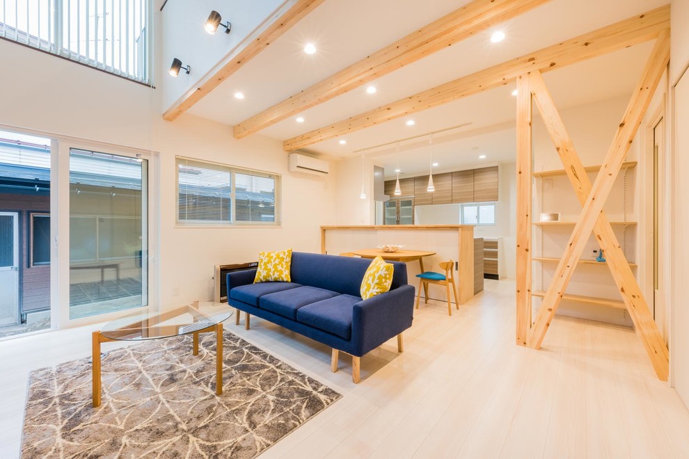 Imagen de salón para visitas abierto de estilo zen con paredes blancas, suelo de contrachapado, televisor independiente y suelo blanco
