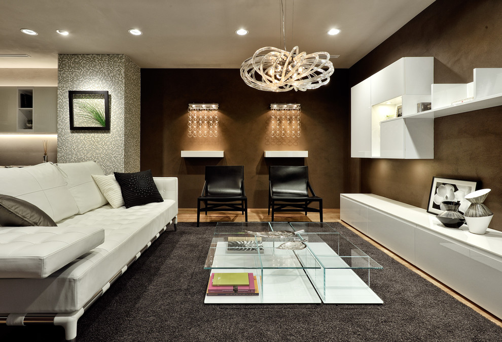 Идея дизайна: гостиная комната в современном стиле с белыми стенами и деревянным полом