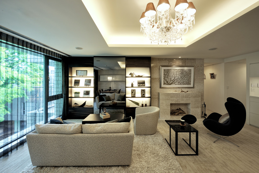 На фото: гостиная комната в современном стиле с белыми стенами и деревянным полом с