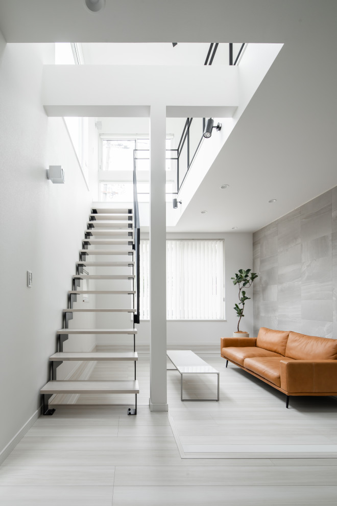 Imagen de salón moderno con paredes grises y suelo gris