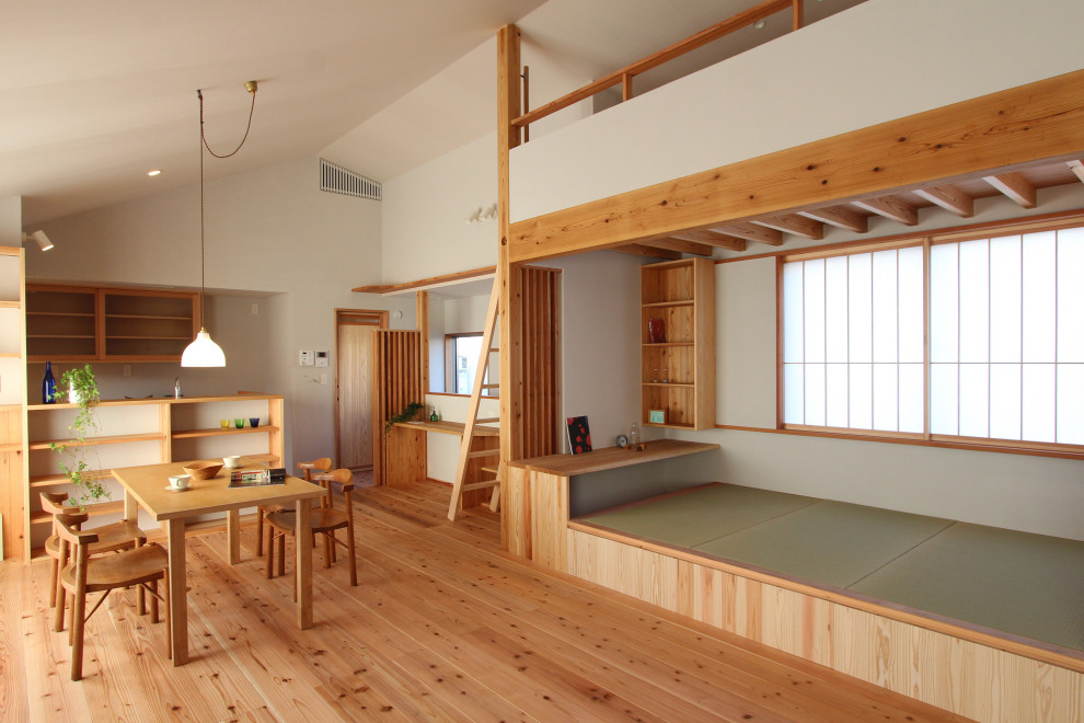 Idée de décoration pour un salon minimaliste de taille moyenne et ouvert avec un mur blanc, un sol en bois brun, un téléviseur indépendant et un sol marron.
