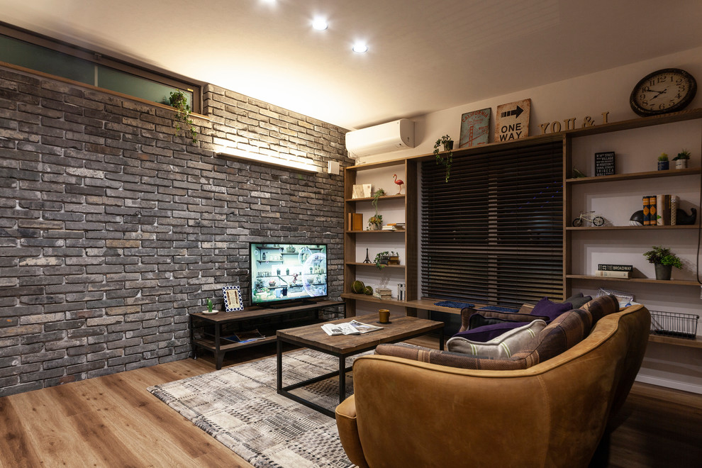 Источник вдохновения для домашнего уюта: открытая гостиная комната в стиле лофт с разноцветными стенами, деревянным полом, отдельно стоящим телевизором и коричневым полом