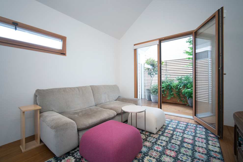 Mittelgroßes, Offenes Asiatisches Wohnzimmer ohne Kamin mit weißer Wandfarbe, braunem Holzboden und braunem Boden in Tokio