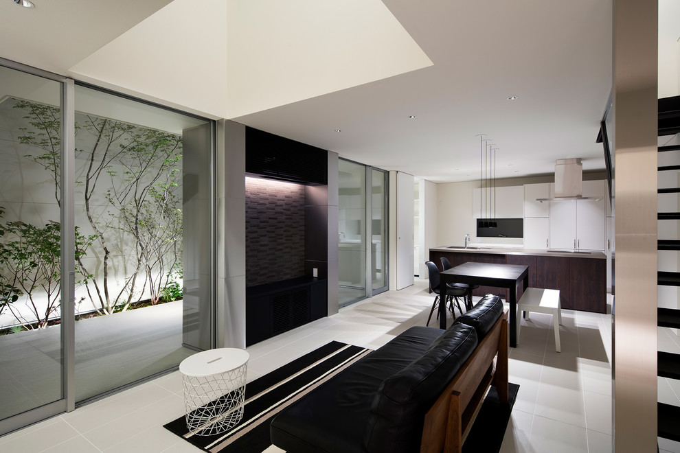 Mittelgroßes, Offenes Modernes Wohnzimmer ohne Kamin mit weißer Wandfarbe, Keramikboden, freistehendem TV und weißem Boden in Sonstige