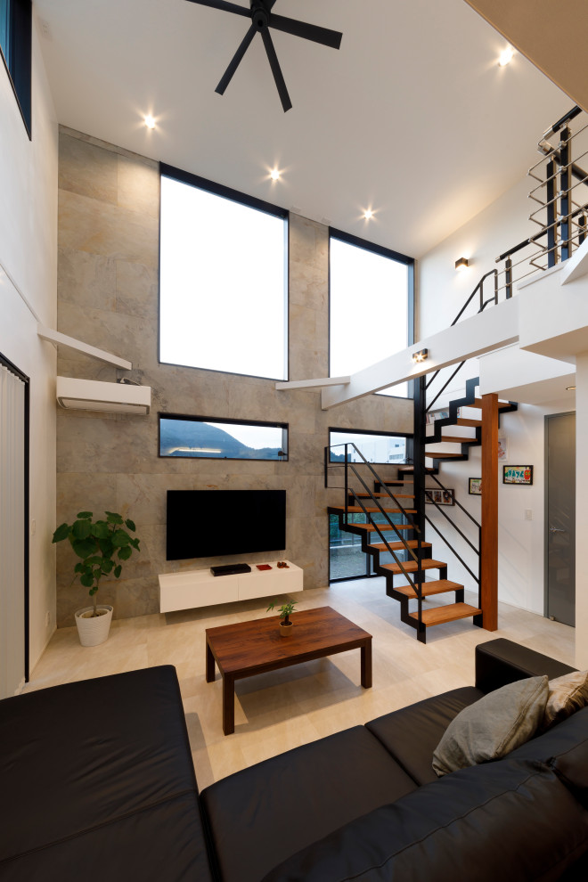 Foto på ett allrum med öppen planlösning, med beige väggar, klinkergolv i porslin, en väggmonterad TV och beiget golv