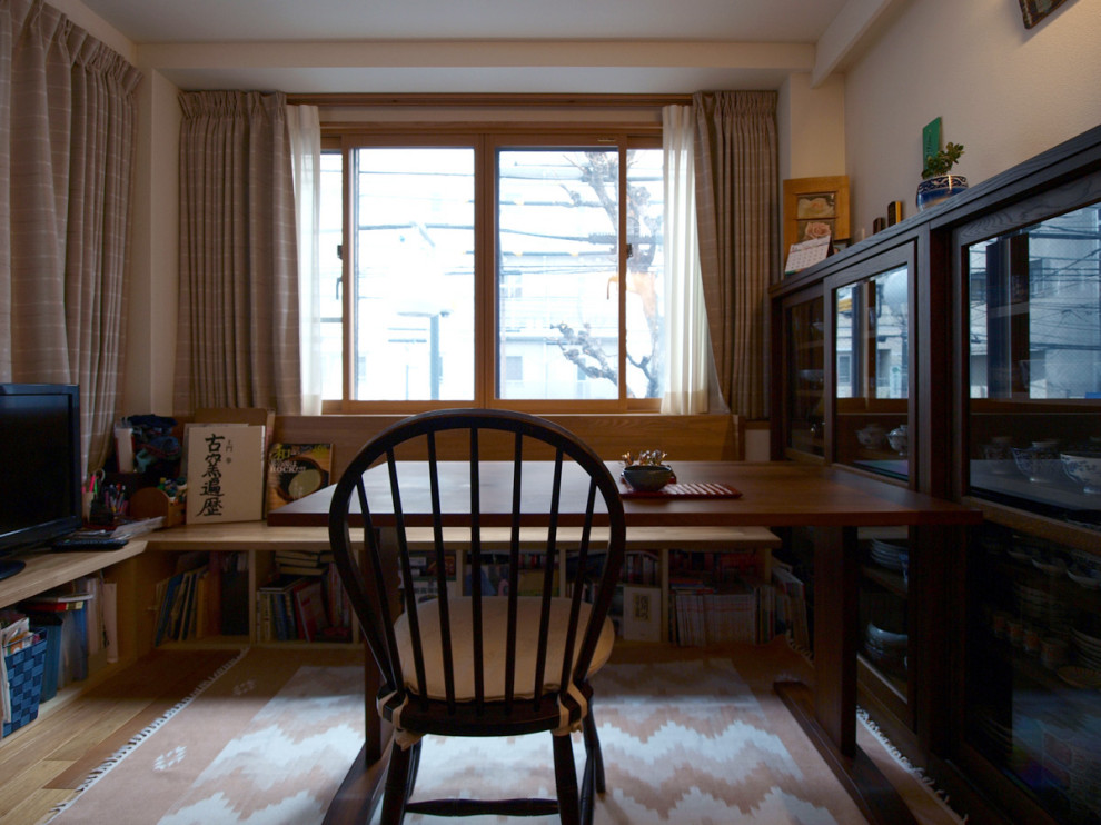 Kleines Skandinavisches Wohnzimmer mit weißer Wandfarbe, dunklem Holzboden, braunem Boden und Tapetendecke in Tokio