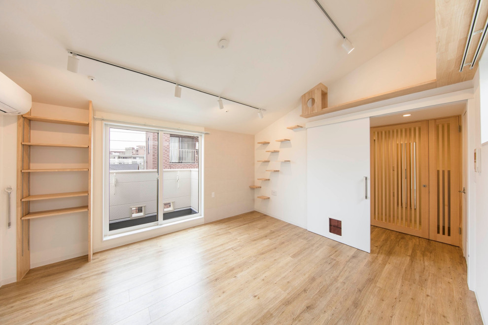 Mittelgroßes, Offenes Nordisches Wohnzimmer mit weißer Wandfarbe, hellem Holzboden, beigem Boden, Tapetendecke und Ziegelwänden in Tokio
