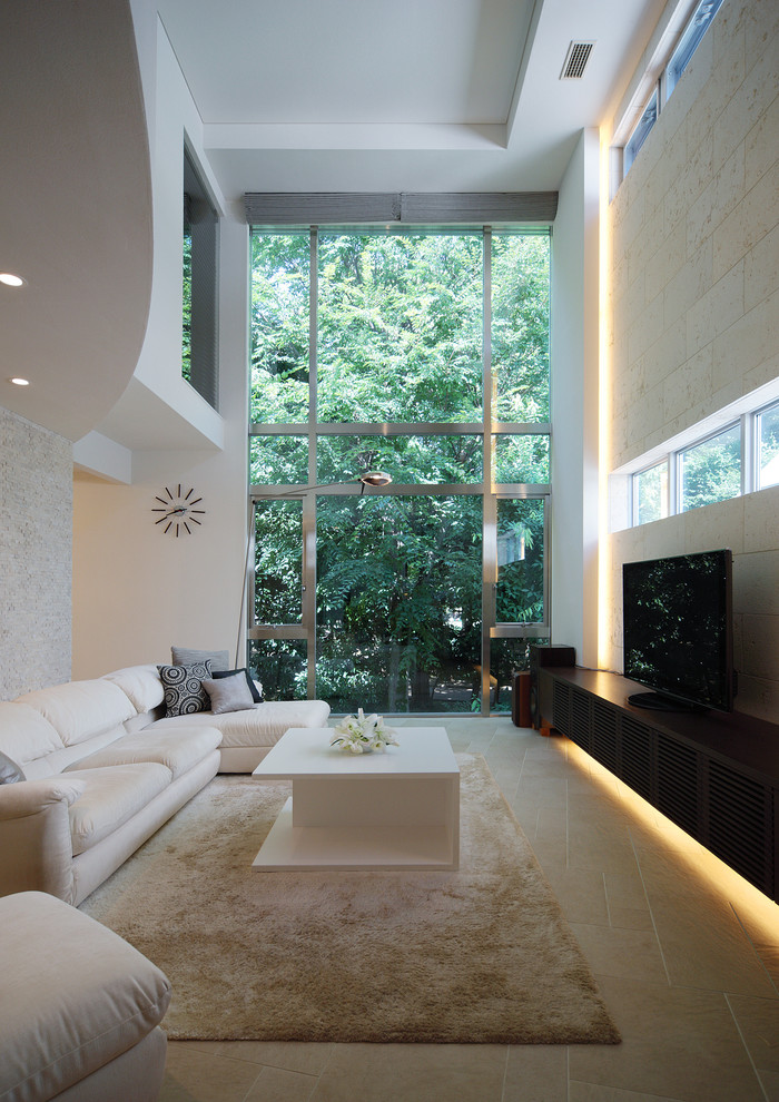 Großes, Repräsentatives, Offenes Modernes Wohnzimmer ohne Kamin mit weißer Wandfarbe, Porzellan-Bodenfliesen, freistehendem TV und beigem Boden in Tokio