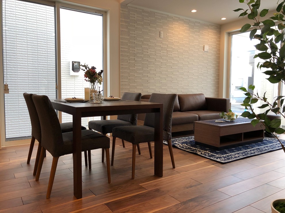 Immagine di un soggiorno minimal di medie dimensioni con pareti bianche, parquet chiaro e pavimento marrone