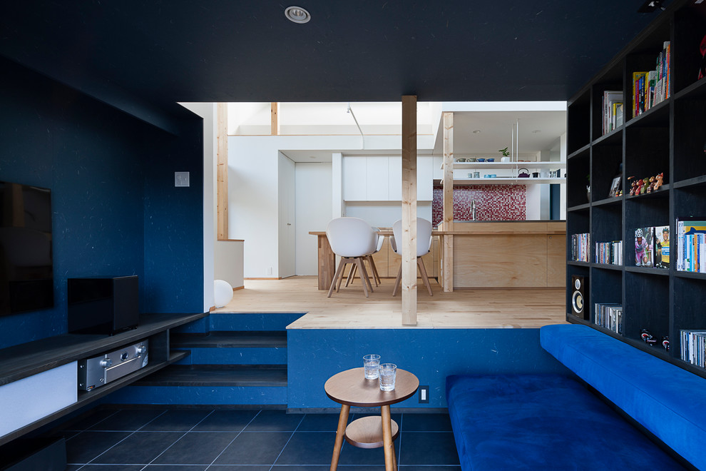 Foto di un soggiorno design aperto con angolo bar, pavimento con piastrelle in ceramica e TV a parete