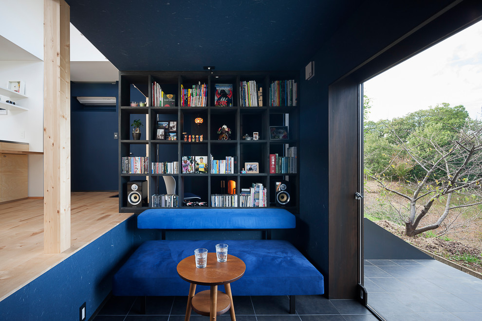 Inspiration för ett funkis allrum med öppen planlösning, med blå väggar och blått golv