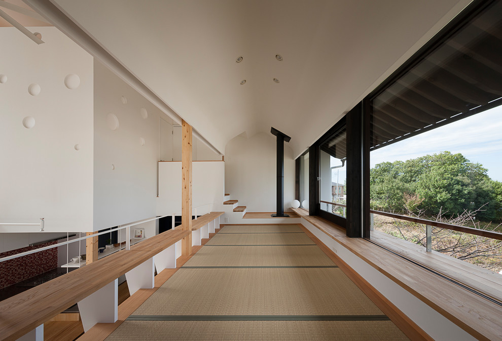 Exempel på ett vardagsrum, med vita väggar, tatamigolv och grönt golv