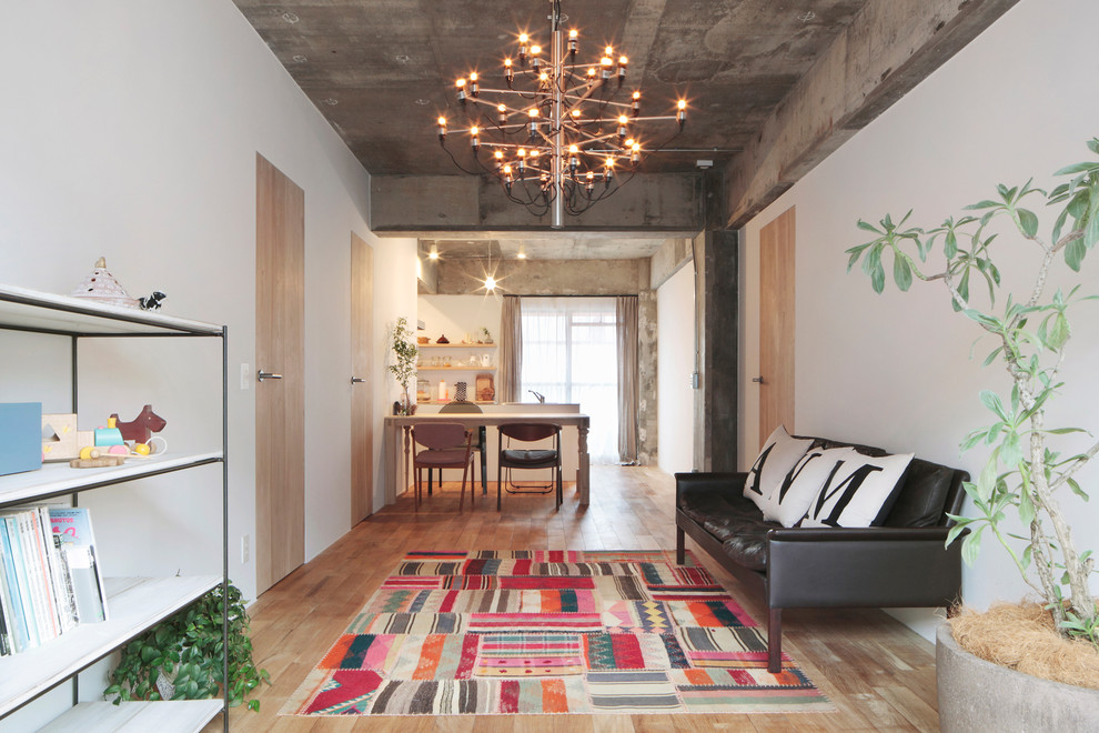 Fernseherloses, Offenes Eklektisches Wohnzimmer ohne Kamin mit weißer Wandfarbe und braunem Holzboden in Kyoto