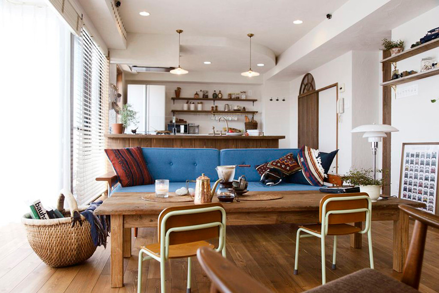Источник вдохновения для домашнего уюта: гостиная комната в морском стиле