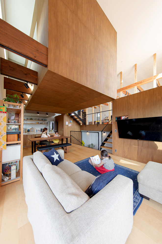 Esempio di un soggiorno moderno con TV a parete