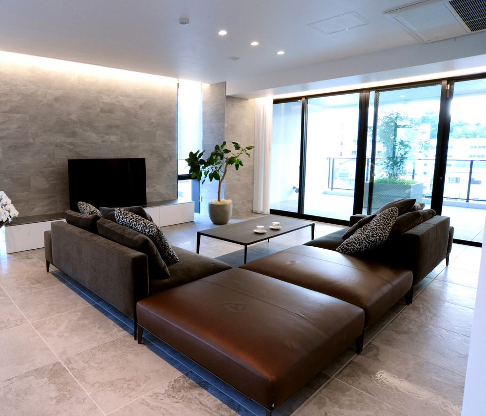 Cette photo montre un salon moderne avec un mur gris, un téléviseur indépendant et un sol gris.