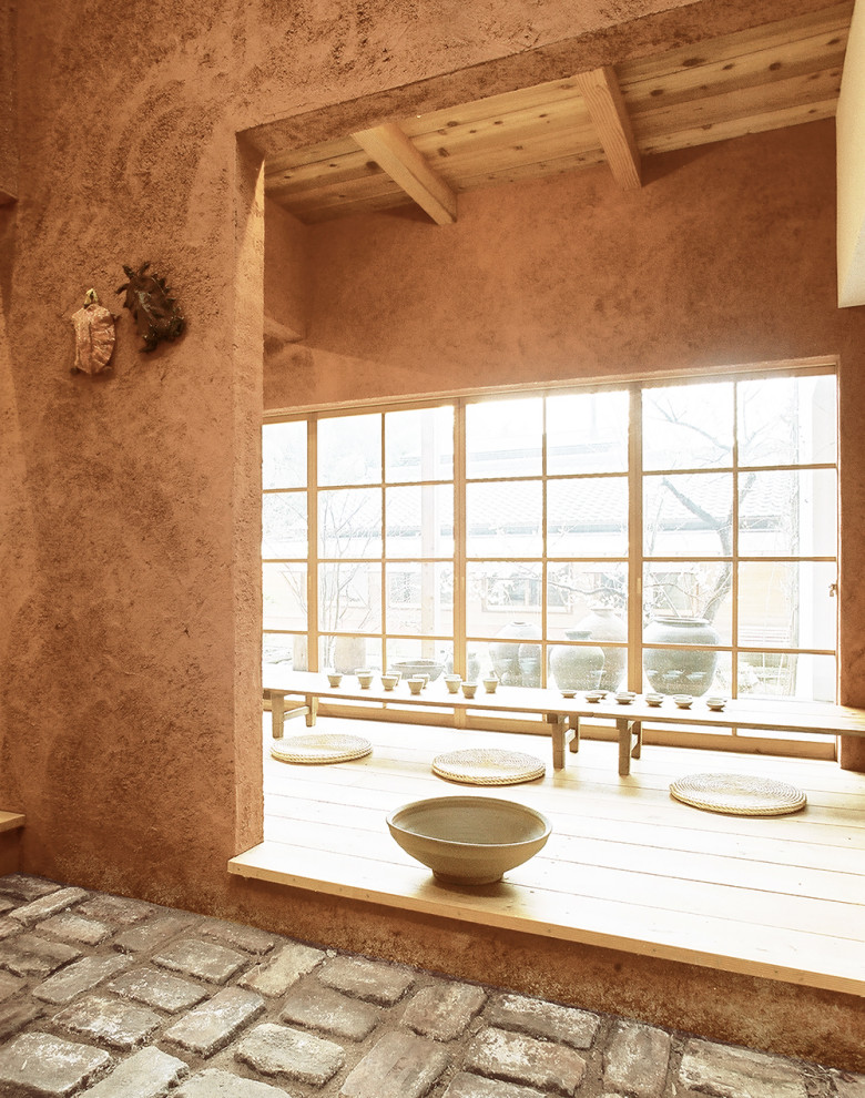 Идея дизайна: открытая гостиная комната среднего размера с коричневыми стенами, светлым паркетным полом, печью-буржуйкой, фасадом камина из кирпича, бежевым полом и деревянным потолком