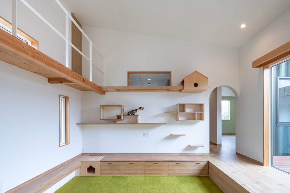 Offenes, Mittelgroßes Skandinavisches Wohnzimmer ohne Kamin mit weißer Wandfarbe, Teppichboden, TV-Wand, grünem Boden, Tapetendecke und Tapetenwänden in Sonstige