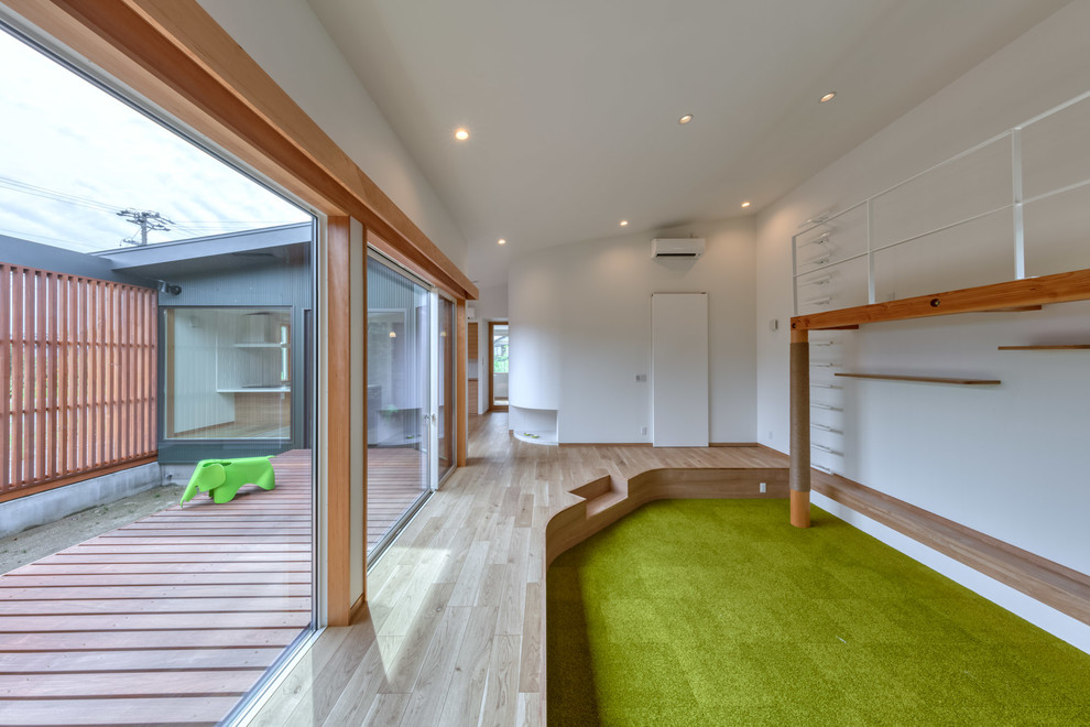 Foto di un soggiorno nordico aperto e di medie dimensioni con pareti bianche, moquette, TV a parete, pavimento verde, soffitto in carta da parati e carta da parati