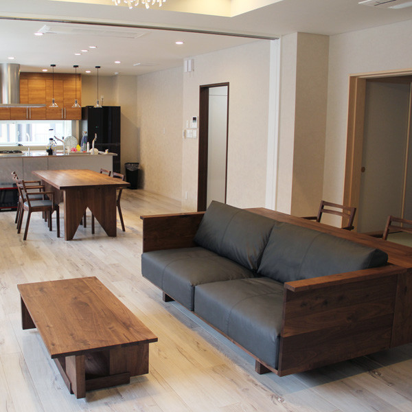 Example of a transitional living room design in Nagoya