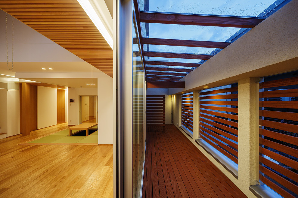 Inspiration pour un grand salon minimaliste en bois ouvert avec un mur blanc, parquet peint et un sol marron.