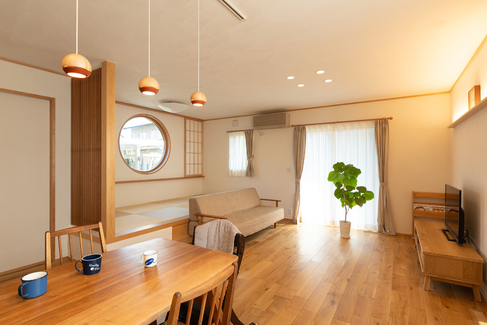 名古屋にある和風のおしゃれなリビング (白い壁、無垢フローリング、据え置き型テレビ、ベージュの床) の写真