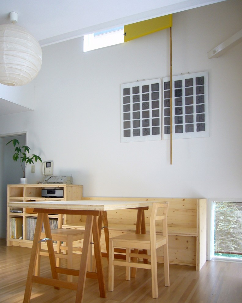 Foto de salón abierto minimalista pequeño con paredes blancas, suelo de contrachapado, televisor retractable y suelo marrón