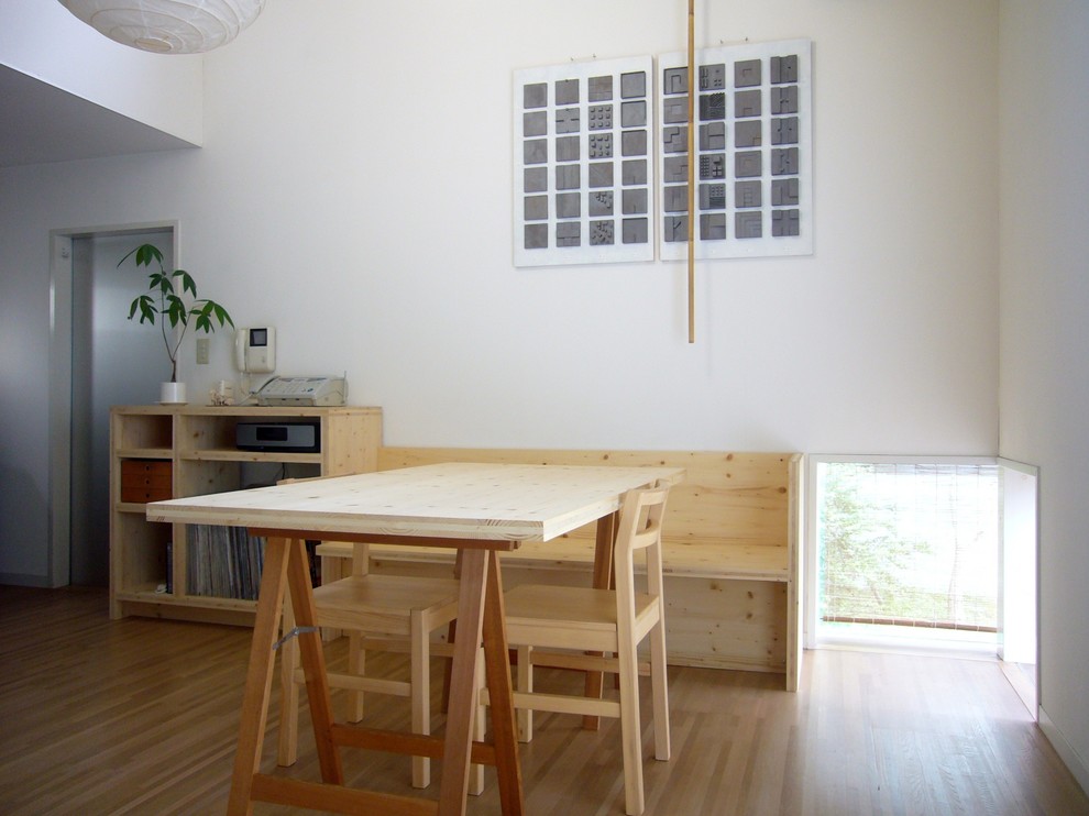 Aménagement d'un petit salon moderne ouvert avec un mur blanc, un sol en contreplaqué, un téléviseur dissimulé et un sol marron.