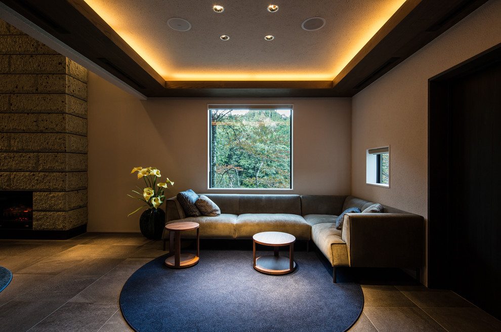 Foto di un grande soggiorno minimalista chiuso con angolo bar, pavimento con piastrelle in ceramica, camino classico, TV a parete e pavimento grigio