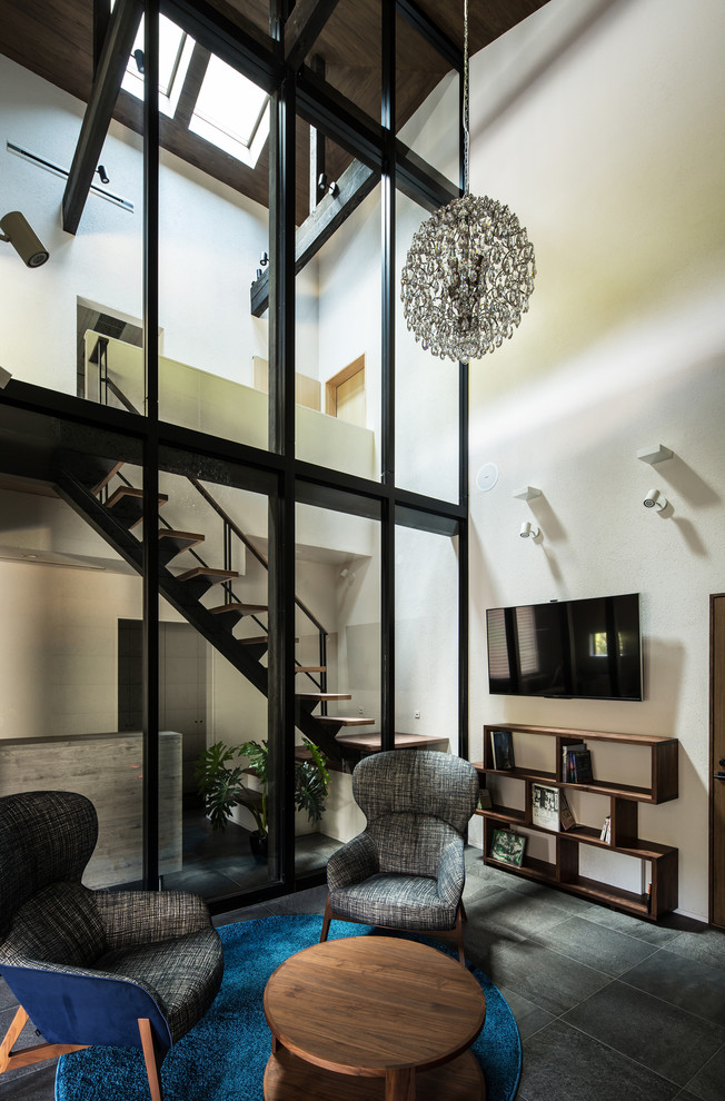 Идея дизайна: большая изолированная гостиная комната в стиле модернизм с домашним баром, полом из керамической плитки, телевизором на стене, серым полом и белыми стенами без камина