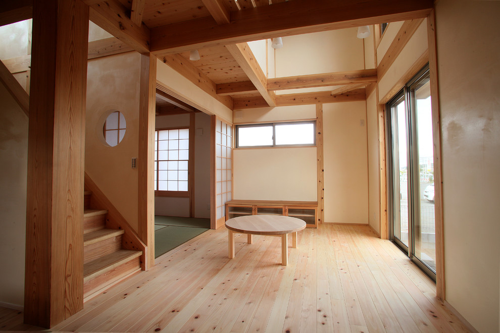Diseño de salón abierto asiático pequeño con suelo de madera en tonos medios y televisor independiente
